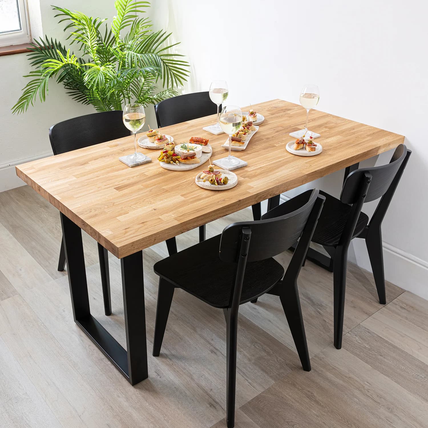 Robuster Esstisch Massivholz aus Massiver Eiche mit Charakter und Spider Metallbeinen