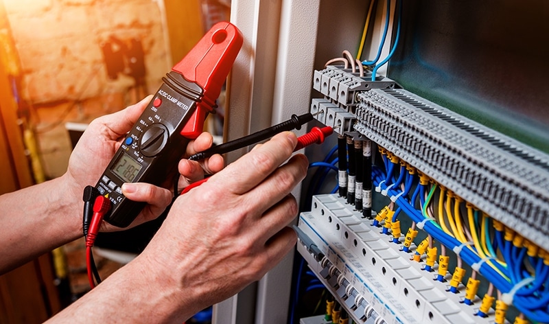 Prüfung ortsfester elektrischer Anlagen in der Industrie: Besondere Herausforderungen