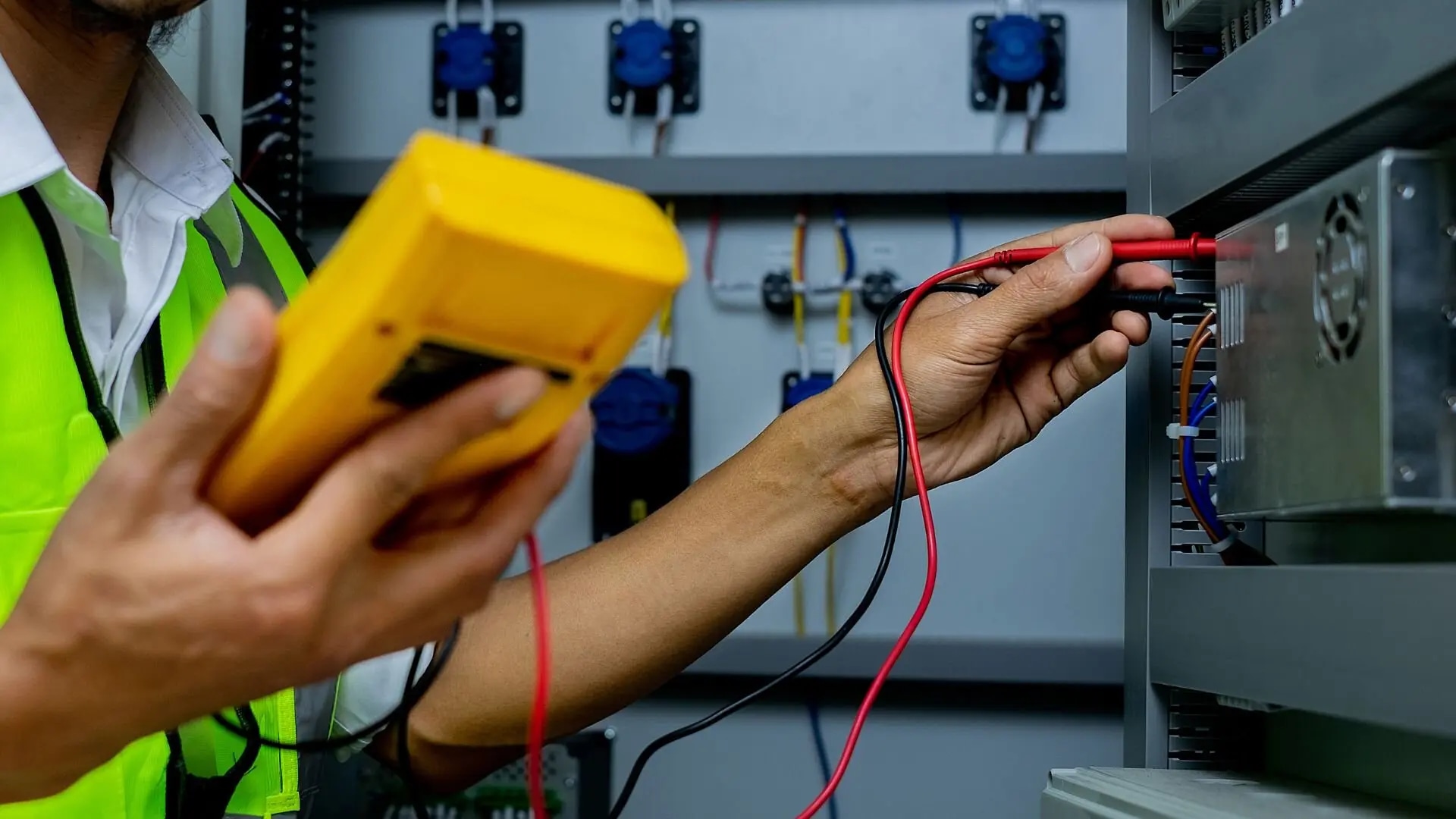 Prüfung ortsfester elektrischer Anlagen in der Industrie: Besondere Herausforderungen