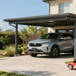 Carport in einem modernen Design, SUV geparkt, Familie in entspannter Atmosphäre im Garten.