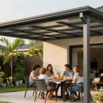 Moderne Terrassenüberdachung bietet Schatten und Schutz für eine entspannte Gartenatmosphäre.